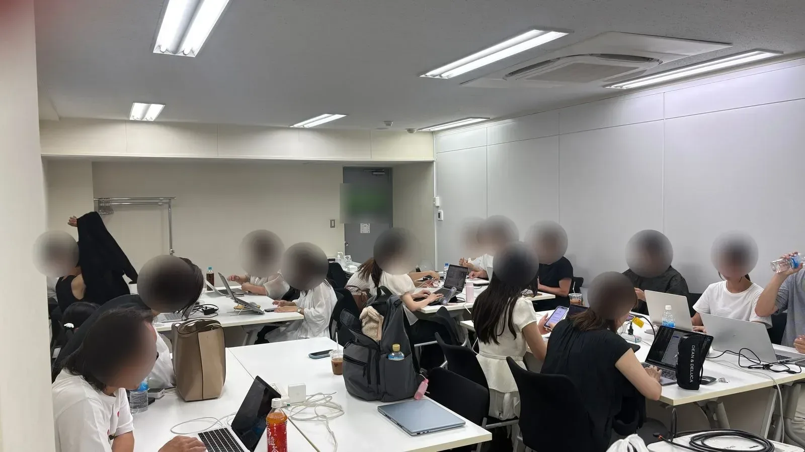 オフ会当日の会場。参加者がノートPCで作業している(参加者の顔はぼかしています)