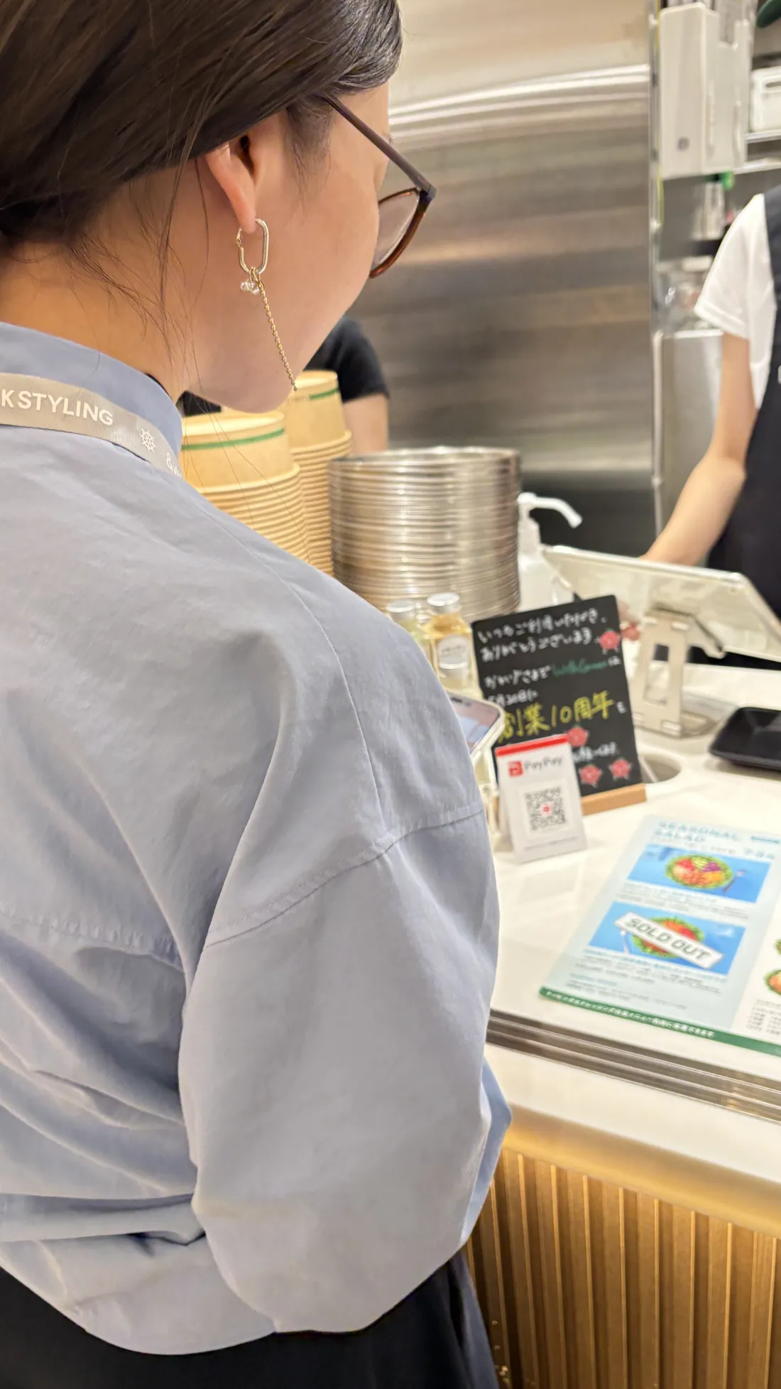 サラダ専門店のカウンターで注文するMONAさん。この後2人でサラダランチ
