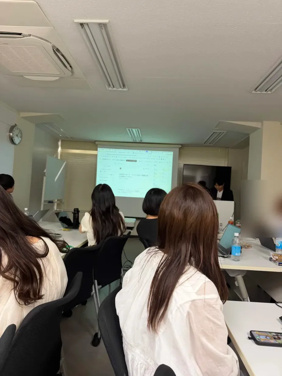 オフ会での発表の様子。完成した成果物をスクリーンに映して参加者の前で発表する