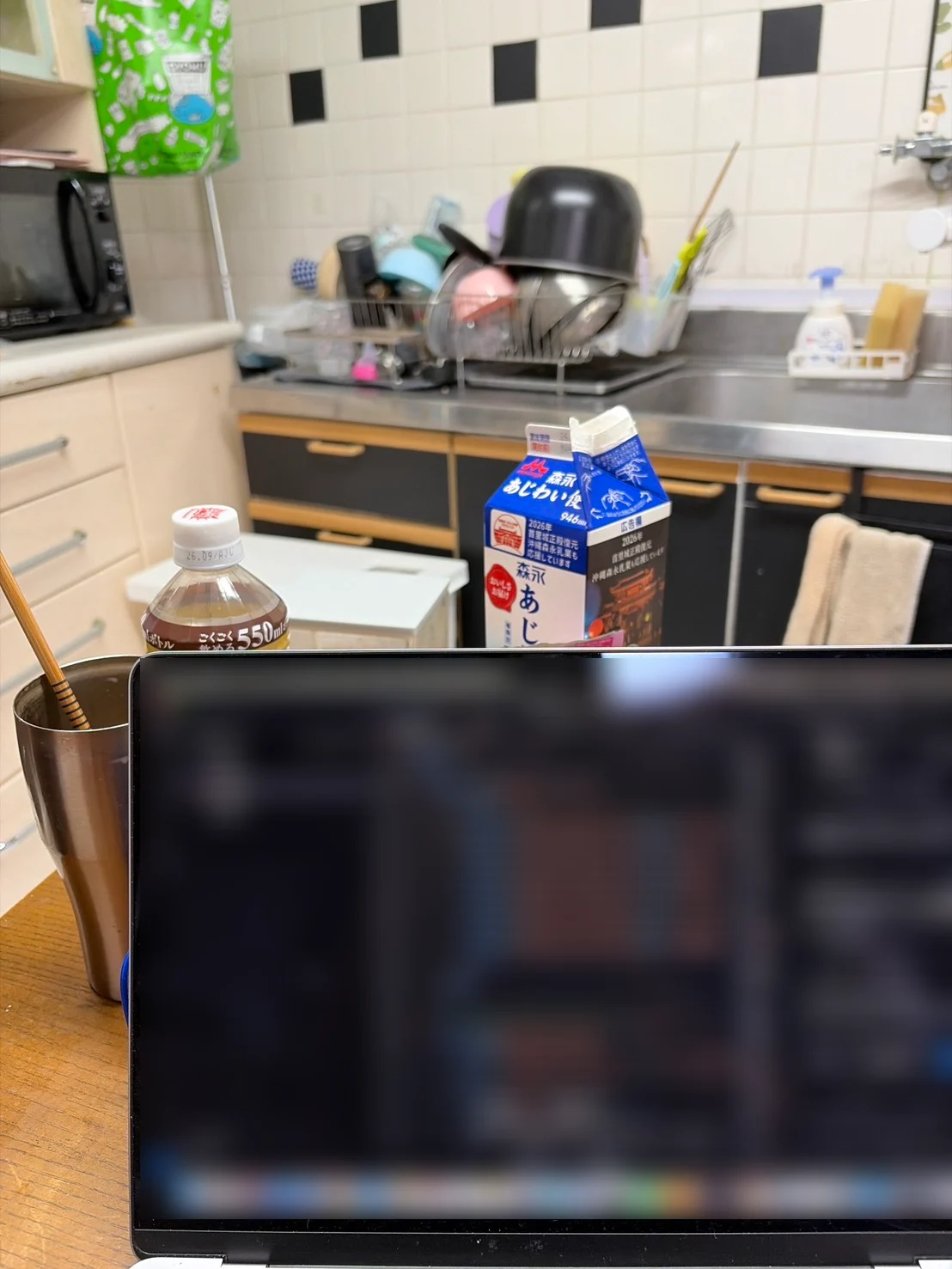 キッチンの片隅でホームページ制作を進めていた実際の作業風景。パソコンの画面はぼかし加工